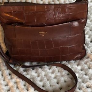 Authentic vintage Fossil brown cowhide croc crossbody. Adjust strap.9 1/2 x 11.